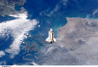 Space shuttle flying ocean sky - a space shuttle free wallpaper