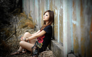 Woman sitting ground wall lantern 2 - a lantern free wallpaper