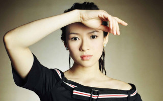 Woman ponytail hand to head - chen yifei free wallpaper