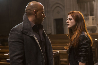 Man woman church talking looking - vfx free wallpaper