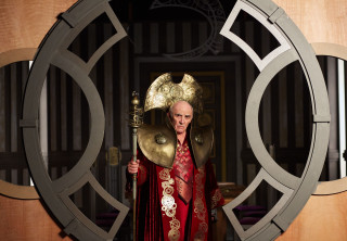 Man red gold outfit golden - circular free wallpaper