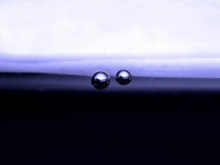 Shiny balls water dark blue - shiny free wallpaper