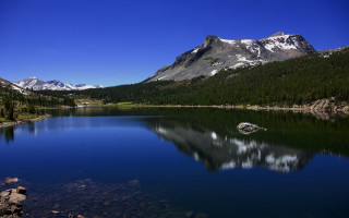 Mountain lake forest rocks sky 12 - a clear blue sky above free wallpaper