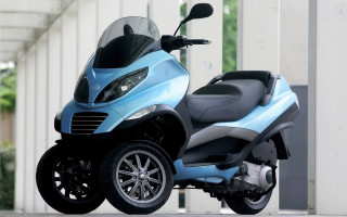Blue motorcycle parked building helmet - a blue motorcycle free wallpaper