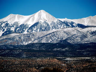 Snowy mountain range blue sky 4 - the top of it free wallpaper