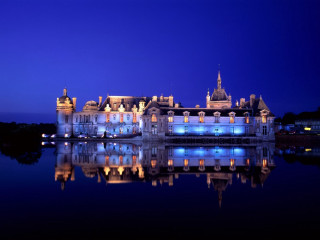 Castle lit night reflection water - a reflection free wallpaper