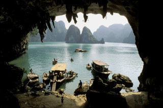 Boats lake mountains rocks people - a group of boats free wallpaper