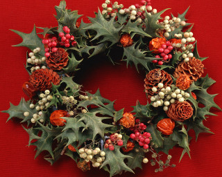 Holly berries pinecones christmas wreath - a wreath free wallpaper