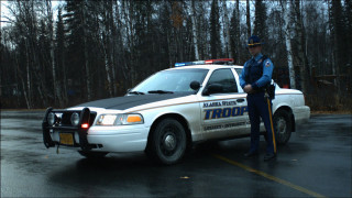 Police officer parking lot trees - twin peak free wallpaper