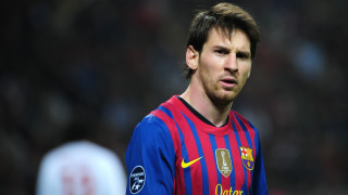 Man blue red shirt serious - plasticien free wallpaper