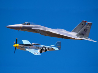 Fighter jets flying sky propellers 3 - the back of the plane free wallpaper