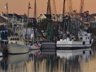 Boats docked harbor sunset dawn 6 - a harbor free wallpaper