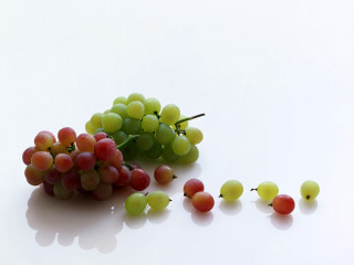 Grapes white table grapes floor - a white table next free wallpaper