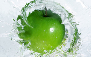Green apple water splash leaf 4 - the water free wallpaper