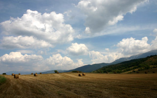 Hay field mountains clouds sky - coppo di marcovaldo free wallpaper