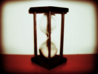 Hourglass sand glass table white - a white wall free wallpaper