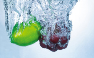 Green apple red apple water - a green apple free wallpaper