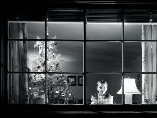 Woman window christmas living room - a lamp free wallpaper