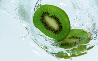 Kiwi cut in half water - 4k uhd image free wallpaper
