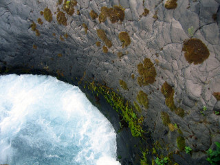Rock wall waterfall green plant 2 - a rock wall free wallpaper
