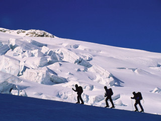 Hiking snow covered mountain skiing 2 - ski free wallpaper
