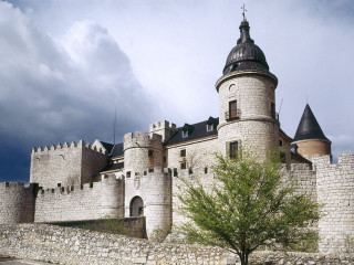Castle tree cloudy sky front - romanesque free wallpaper