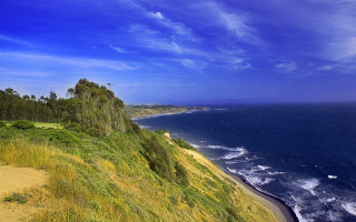 Beach ocean grassy hill blue - beautiful landscape free wallpaper