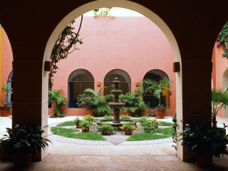 Courtyard fountain potted plants trees 3 - a courtyard free wallpaper