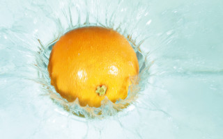 Orange water splash green background 2 - a splash of water free wallpaper
