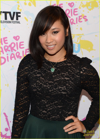 Woman black top green skirt - a red carpet free wallpaper