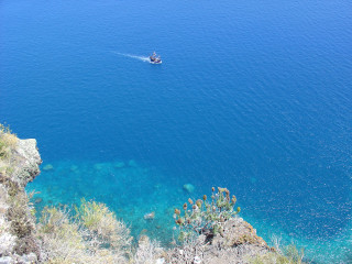 Boat cliff ocean water blue 4 - cagnaccio di san pietro free wallpaper