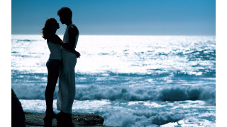 Beach couple ocean waves blue - romantic free wallpaper