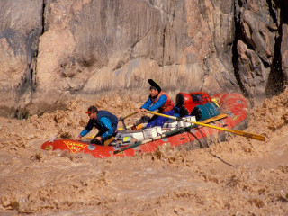 Group red boat riding water - the water free wallpaper