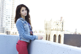 Woman leaning wall city background - photoshoot free wallpaper