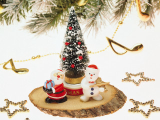 Small christmas tree snowmen ornaments 2 - a gold chain free wallpaper