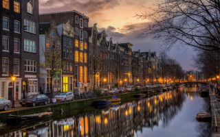 Canal boats buildings night street - a row of buildings free wallpaper