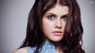 Woman long hair blue eyes 22 - perfect eye free wallpaper