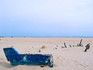 Blue boat sandy beach ocean 3 - beach free wallpaper