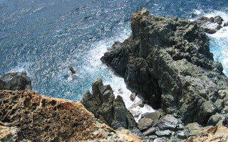 Rocky cliff water swimmer top - the water free wallpaper