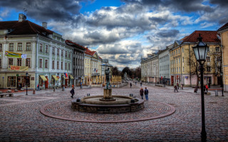 Square fountain people walking cloudy - naive free wallpaper