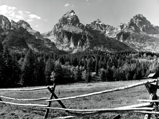 Wooden fence mountains trees clouds - in the foreground free wallpaper