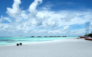 Beach boats blue sky clouds - a few person free wallpaper