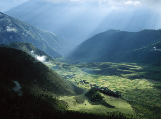 Valley mountain background sun rays - cui bai free wallpaper