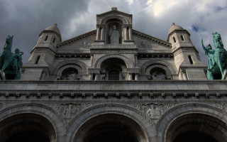 Large building statues cloudy sky - the top of it free wallpaper