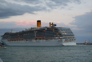 Cruise ship cloudy sky foreground - bartolomeo cesi free wallpaper