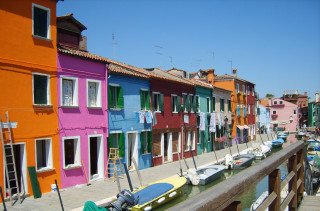 Colorful houses canal boats parked - pastell free wallpaper