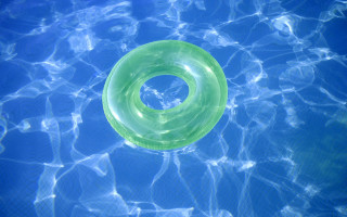 Green ring floating water blue 3 - a pool of water free wallpaper for desktop