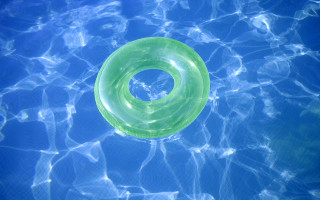 Green ring floating water blue 4 - a pool of water free wallpaper for desktop