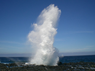 Large wave hitting rocks ocean 4 - the rock free wallpaper