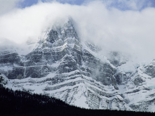 Snowy mountain clouds blue sky 8 - under a blue sky free wallpaper
